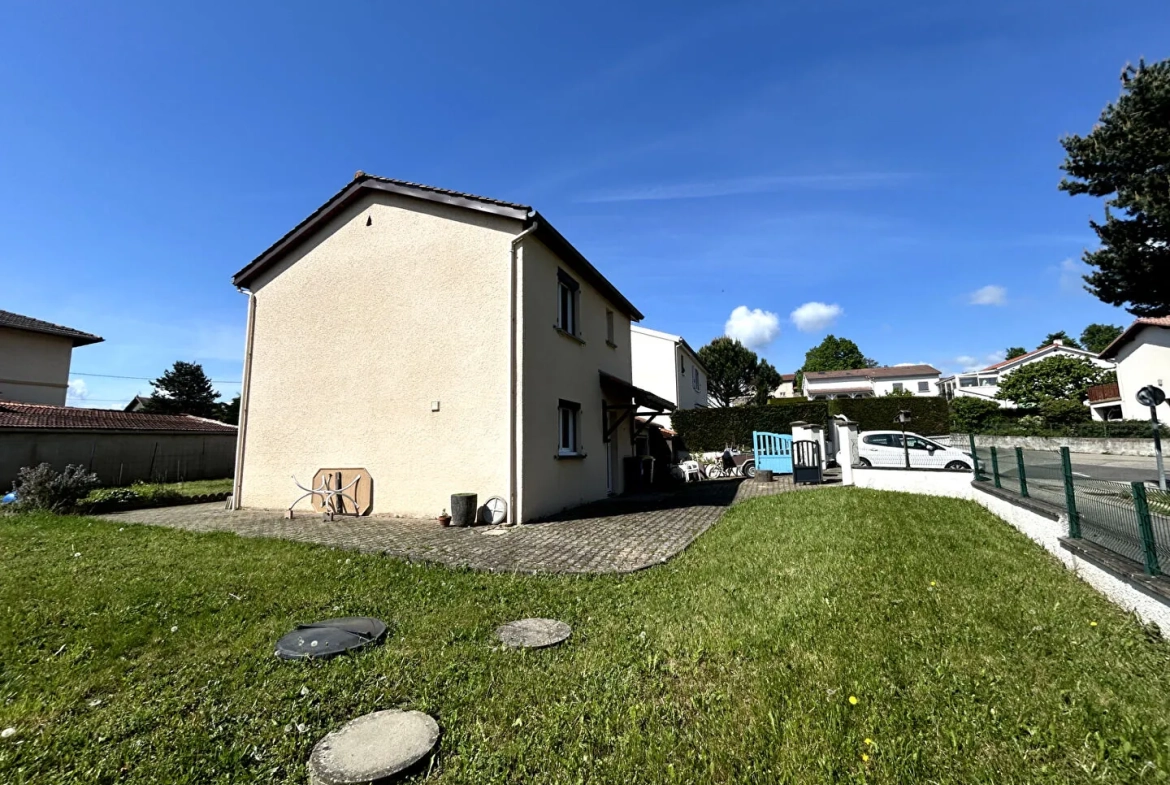 Maison jumelée à Roche-la-Molière avec jardin, garage et panneaux solaires 