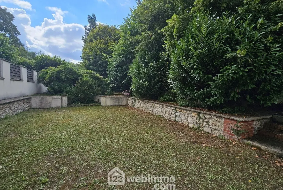 Appartement spacieux de 122 m² avec jardin à Fontainebleau près de la gare 