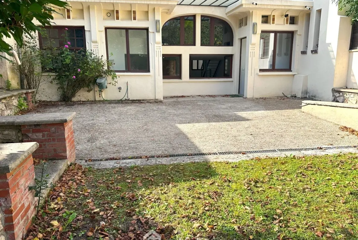 Appartement spacieux de 122 m² avec jardin à Fontainebleau près de la gare 