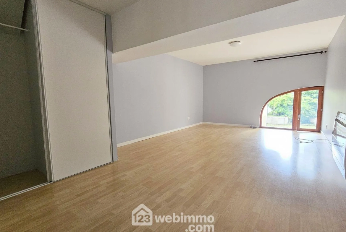 Appartement spacieux de 122 m² avec jardin à Fontainebleau près de la gare 