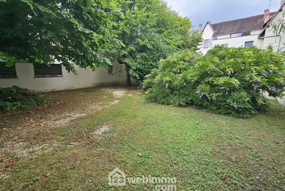 Appartement spacieux de 122 m² avec jardin à Fontainebleau près de la gare 