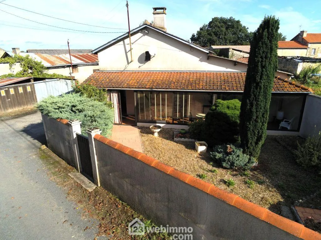 Maison en pierre à rénover de 96 m² à Lencloître – Idéal premier achat ou investissement 