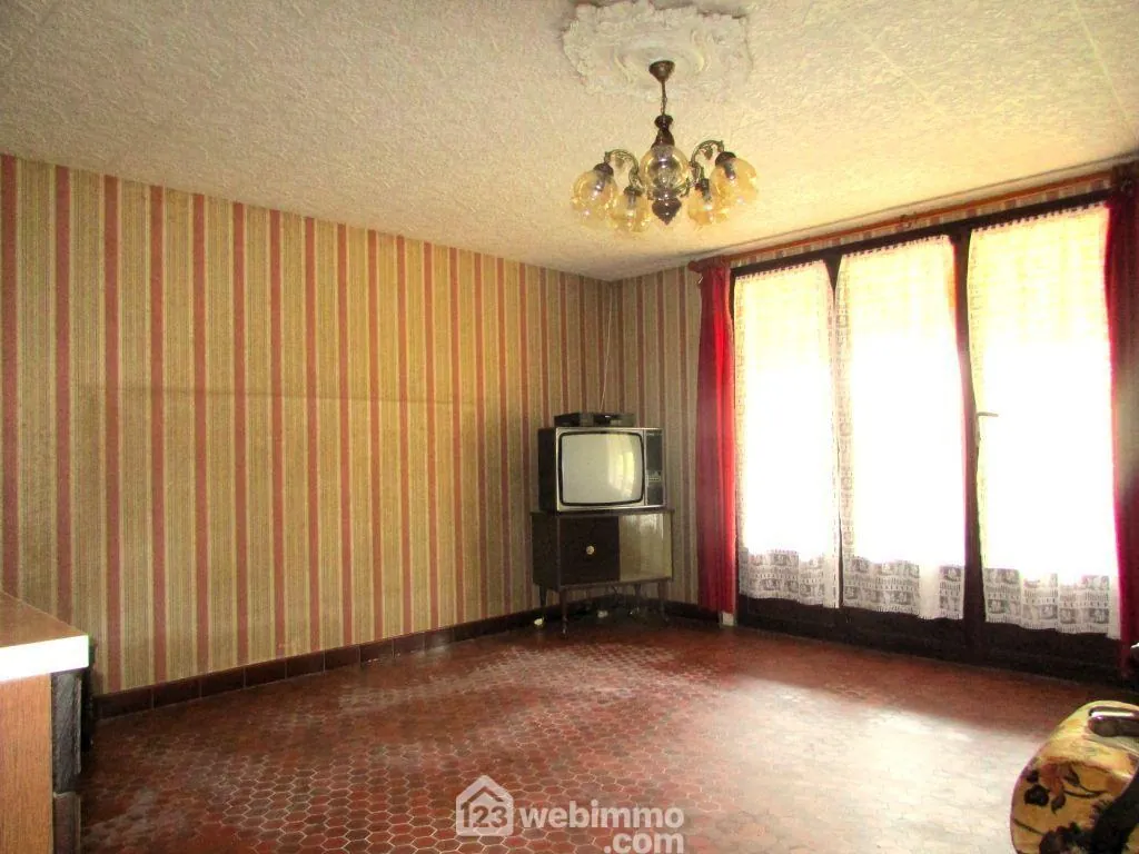 Maison en pierre à rénover de 96 m² à Lencloître – Idéal premier achat ou investissement 