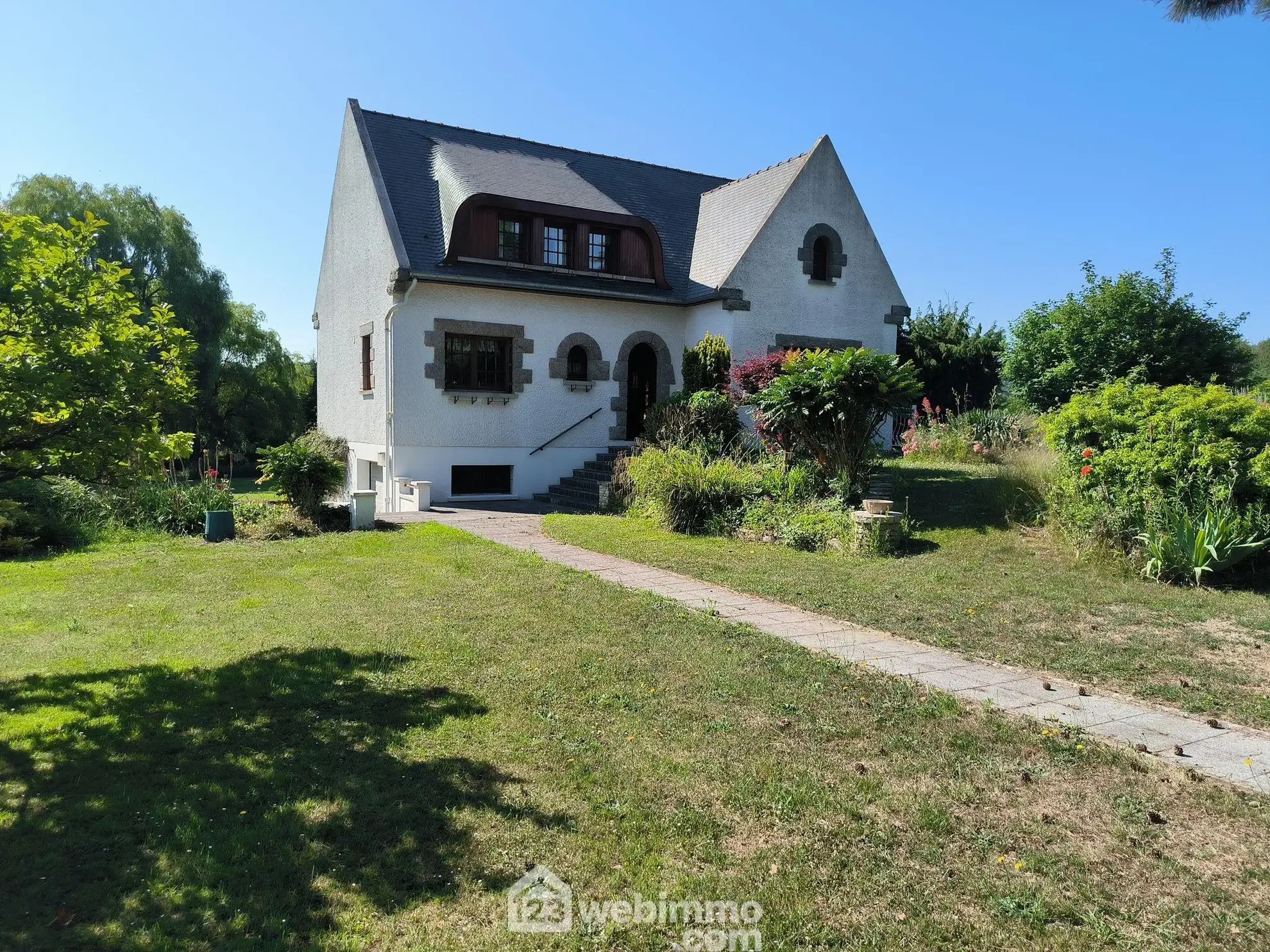 Belle maison normande avec parc, étang et sous-sol complet à Pargny-Filain 