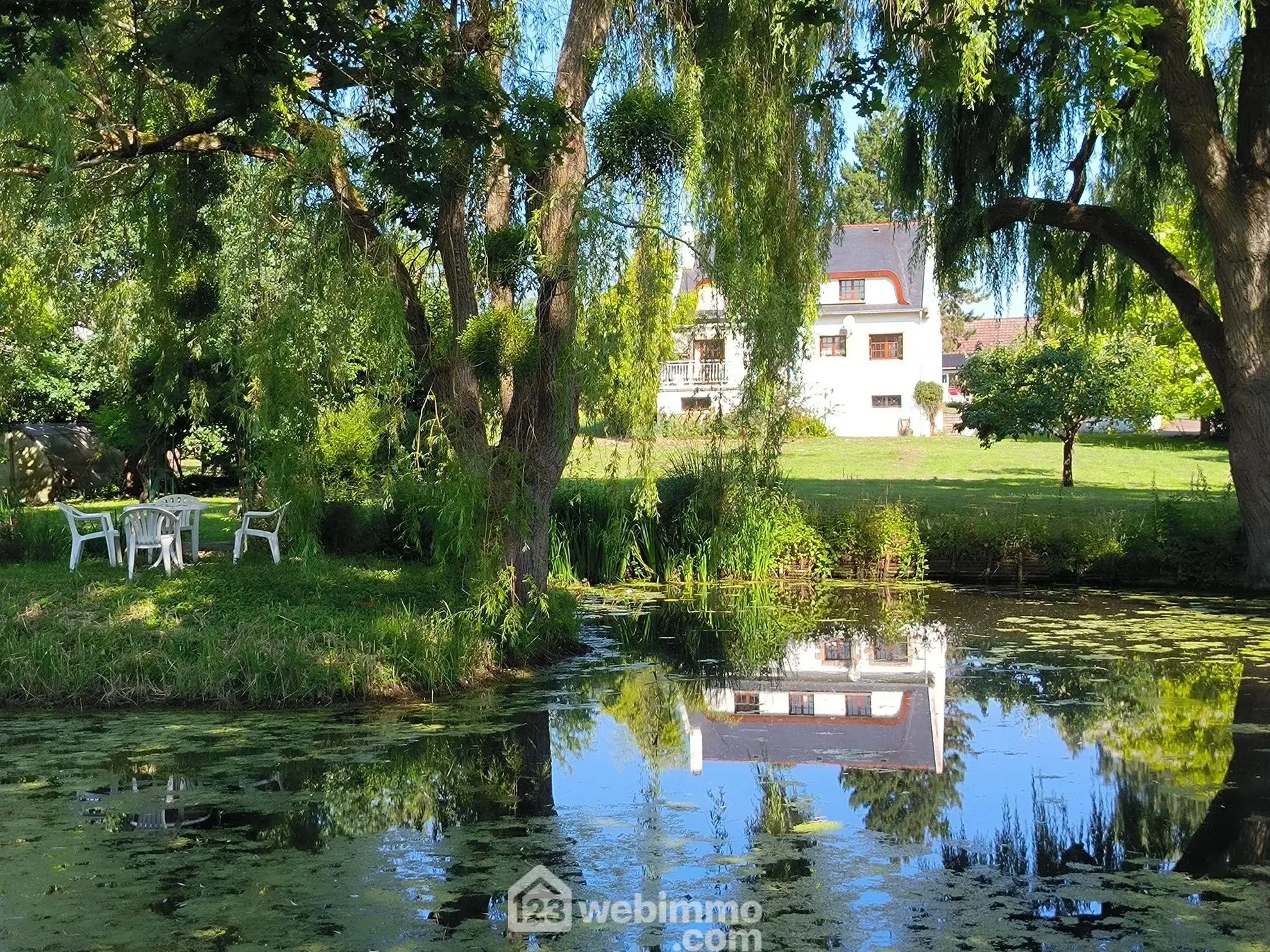 Belle maison normande avec parc, étang et sous-sol complet à Pargny-Filain 