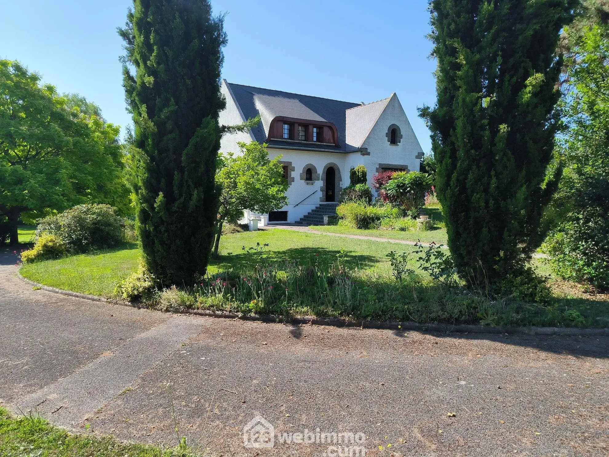 Belle maison normande avec parc, étang et sous-sol complet à Pargny-Filain 