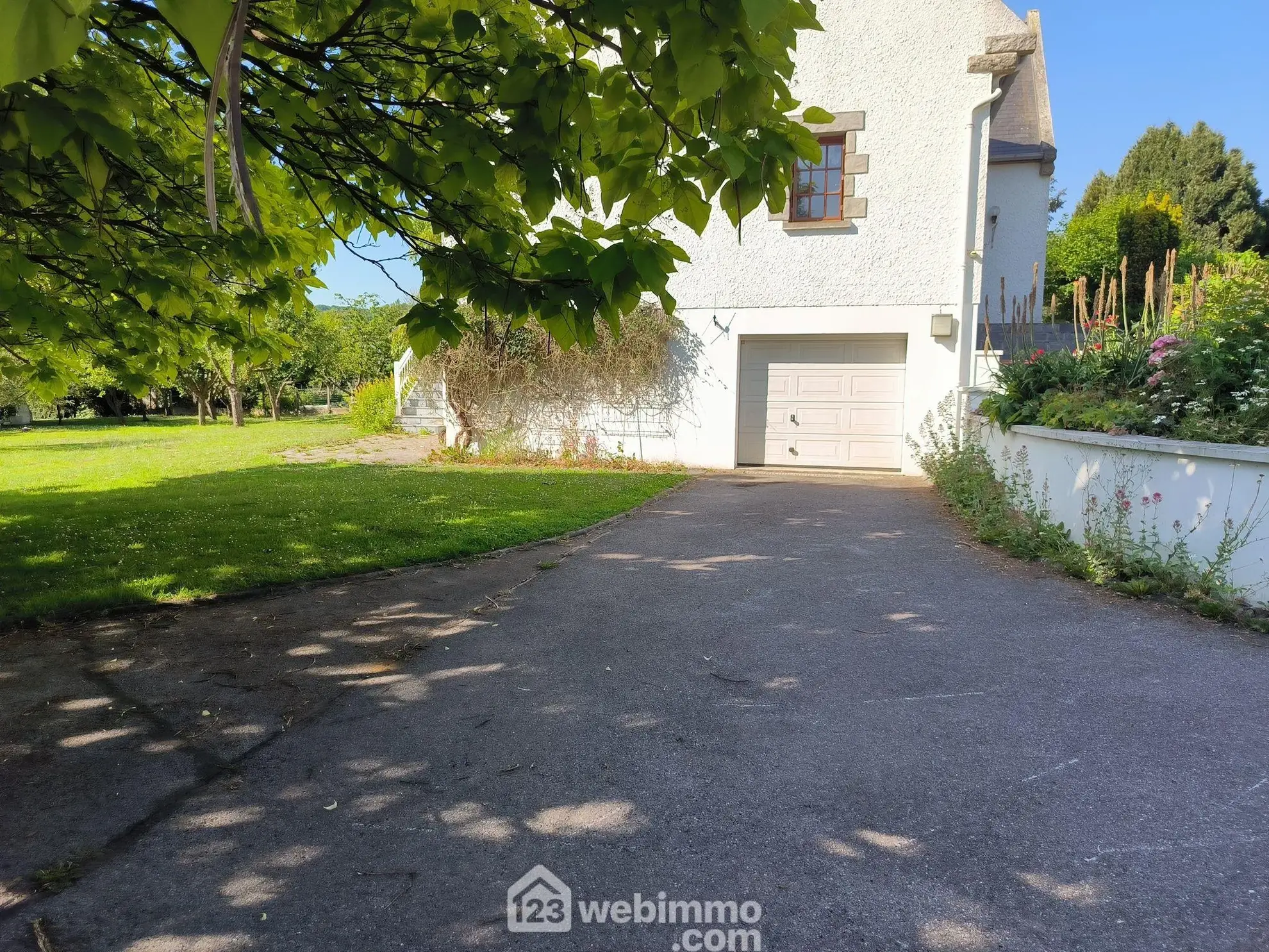 Belle maison normande avec parc, étang et sous-sol complet à Pargny-Filain 