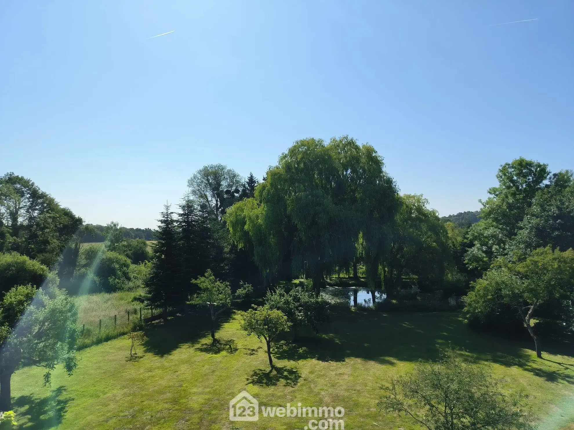 Belle maison normande avec parc, étang et sous-sol complet à Pargny-Filain 