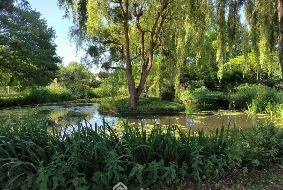 Belle maison normande avec parc, étang et sous-sol complet à Pargny-Filain 