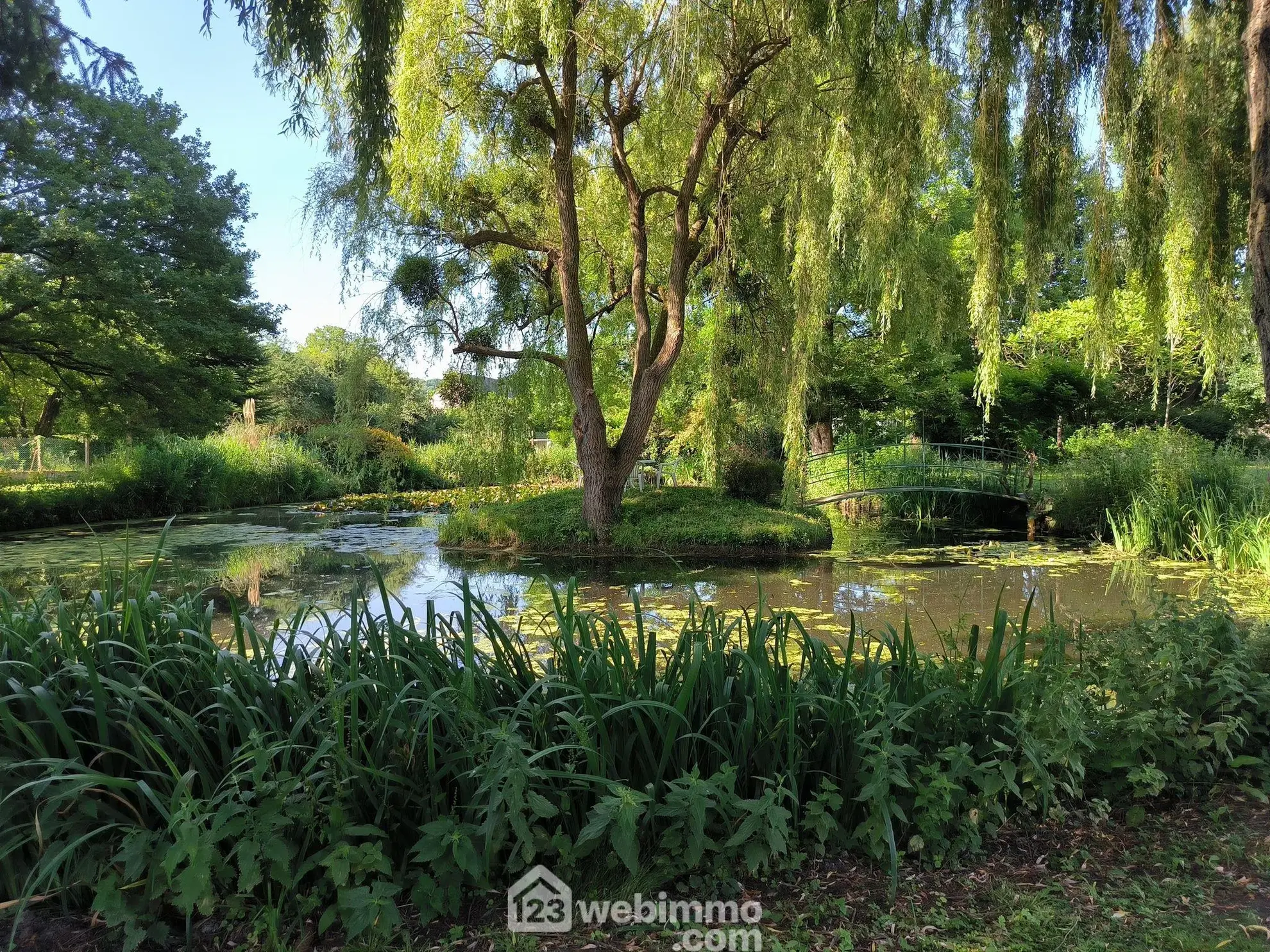 Belle maison normande avec parc, étang et sous-sol complet à Pargny-Filain 
