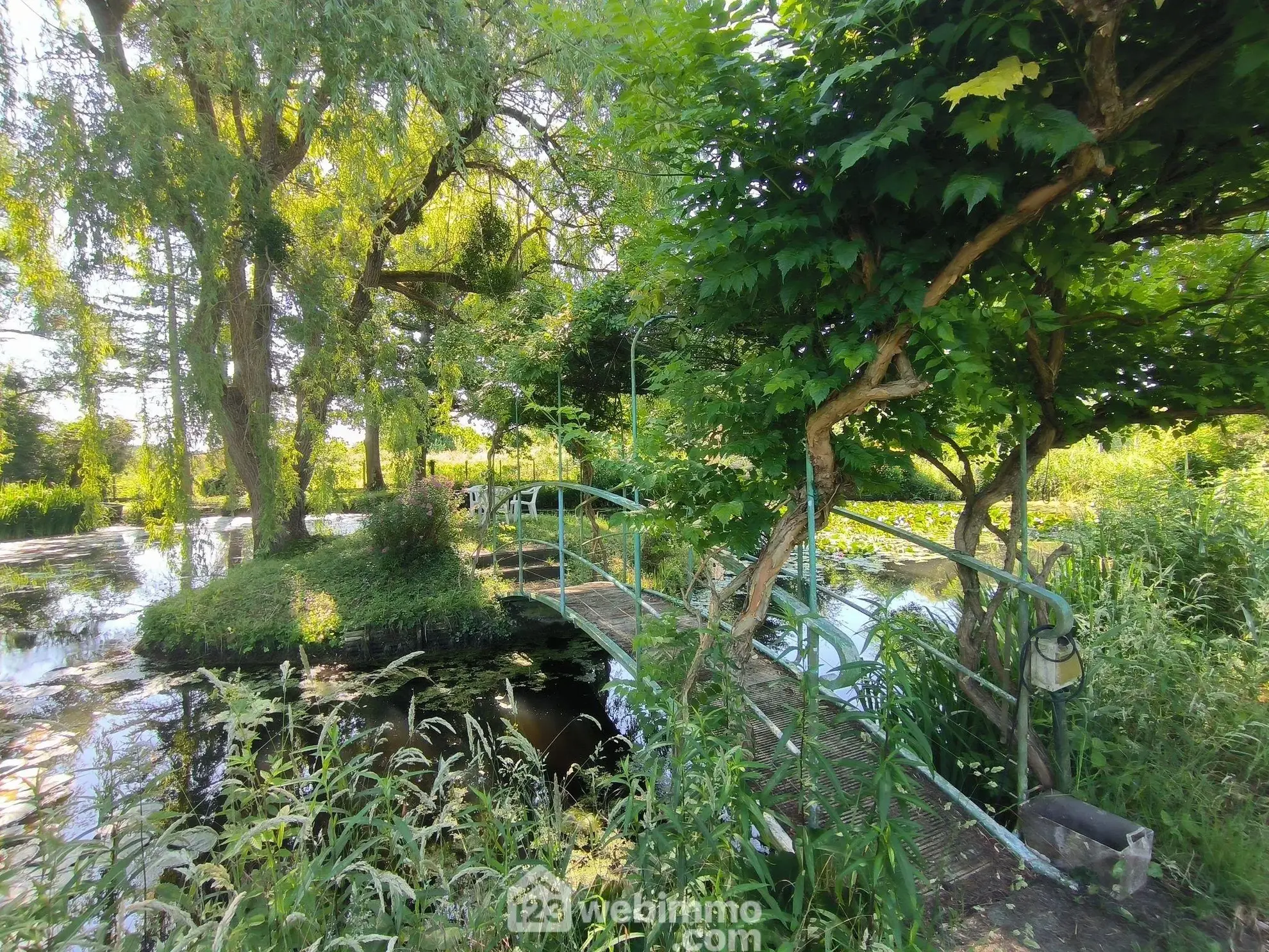 Belle maison normande avec parc, étang et sous-sol complet à Pargny-Filain 