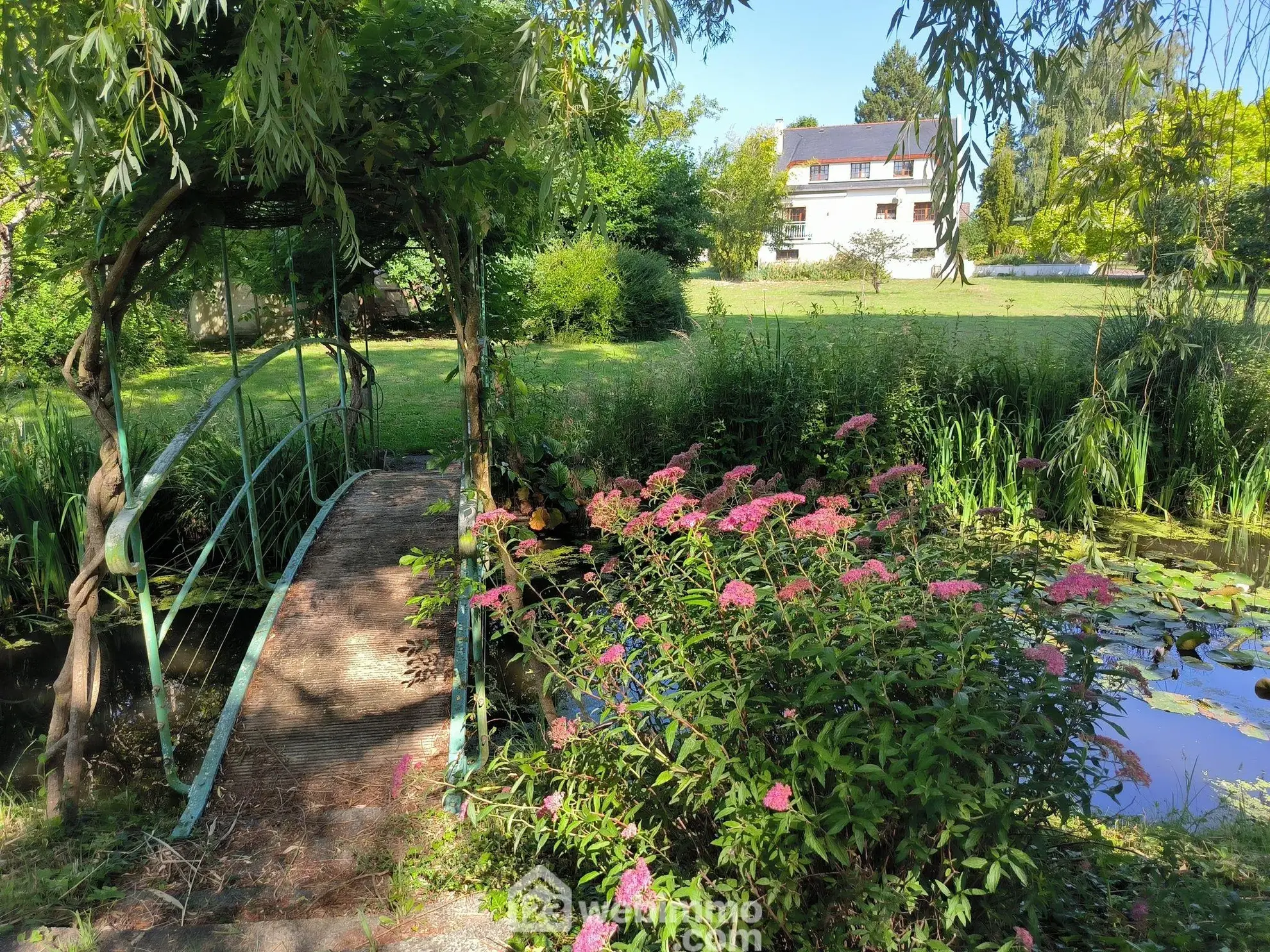 Belle maison normande avec parc, étang et sous-sol complet à Pargny-Filain 
