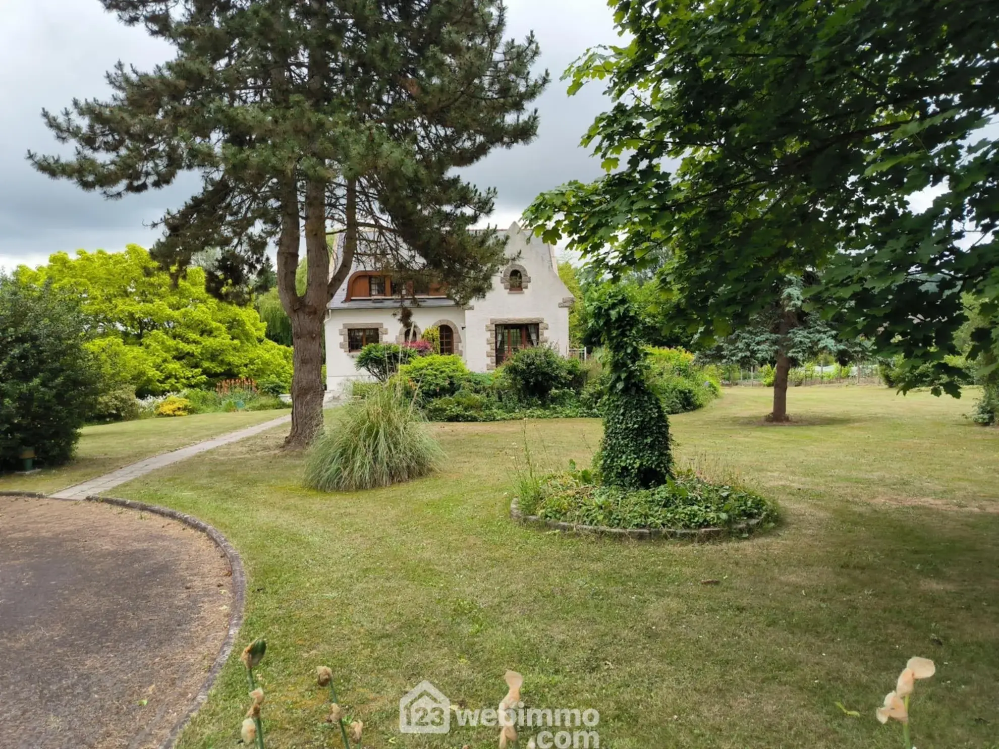 Belle maison normande avec parc, étang et sous-sol complet à Pargny-Filain 