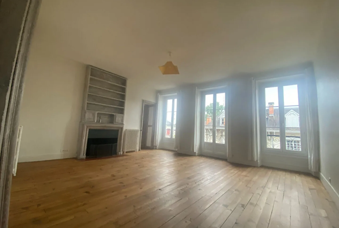 Appartement T4 lumineux à Pau, proche commodités, avec caves et grenier 