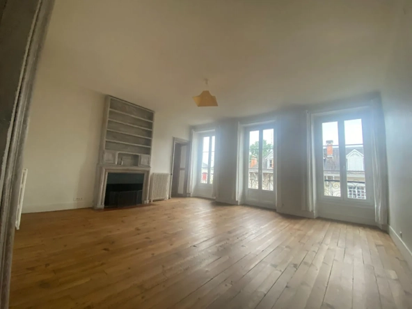 Appartement T4 lumineux à Pau, proche commodités, avec caves et grenier