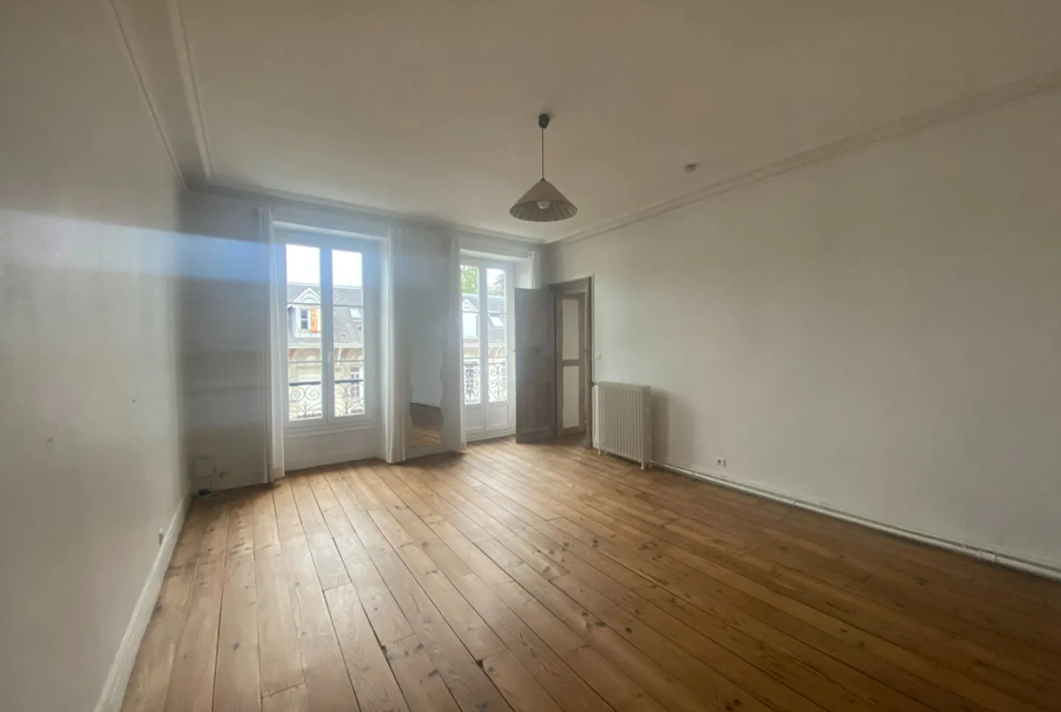 Appartement T4 lumineux à Pau, proche commodités, avec caves et grenier 