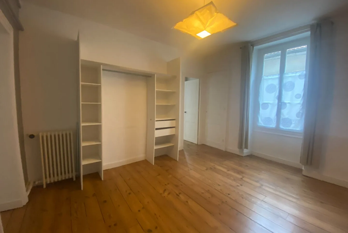 Appartement T4 lumineux à Pau, proche commodités, avec caves et grenier 