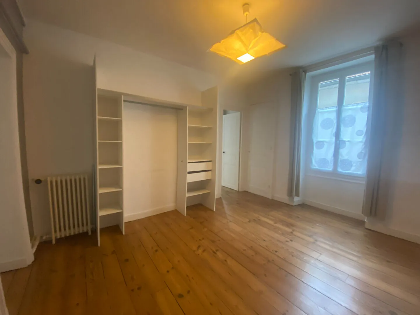 Appartement T4 lumineux à Pau, proche commodités, avec caves et grenier 