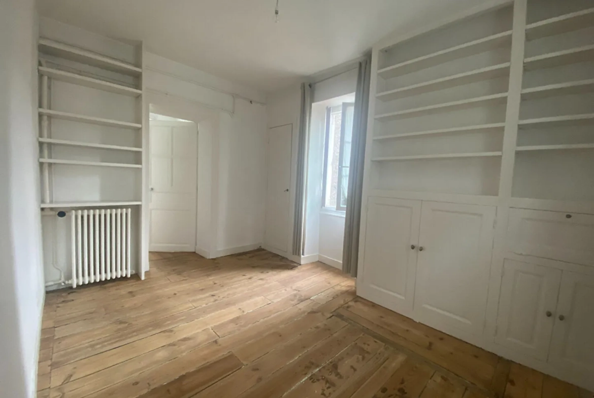 Appartement T4 lumineux à Pau, proche commodités, avec caves et grenier 