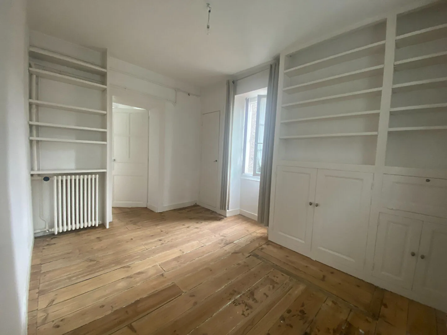 Appartement T4 lumineux à Pau, proche commodités, avec caves et grenier 
