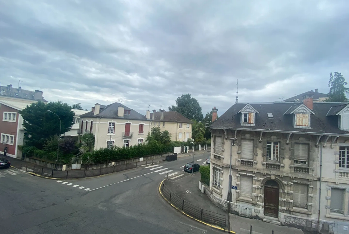 Appartement T4 lumineux à Pau, proche commodités, avec caves et grenier 