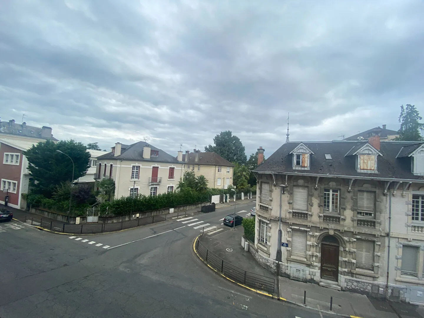 Appartement T4 lumineux à Pau, proche commodités, avec caves et grenier 