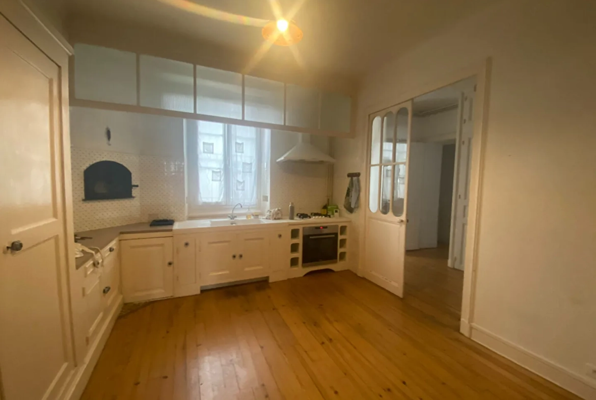 Appartement T4 lumineux à Pau, proche commodités, avec caves et grenier 