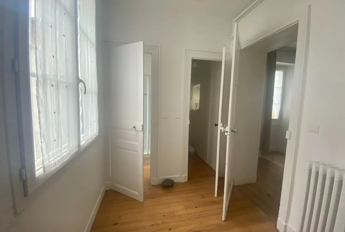 Appartement T4 lumineux à Pau, proche commodités, avec caves et grenier 