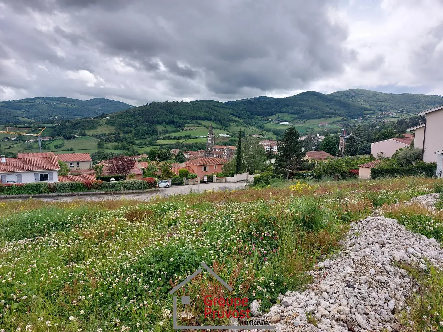 Terrain constructible de 440 m² à Vaugneray avec vue imprenable 