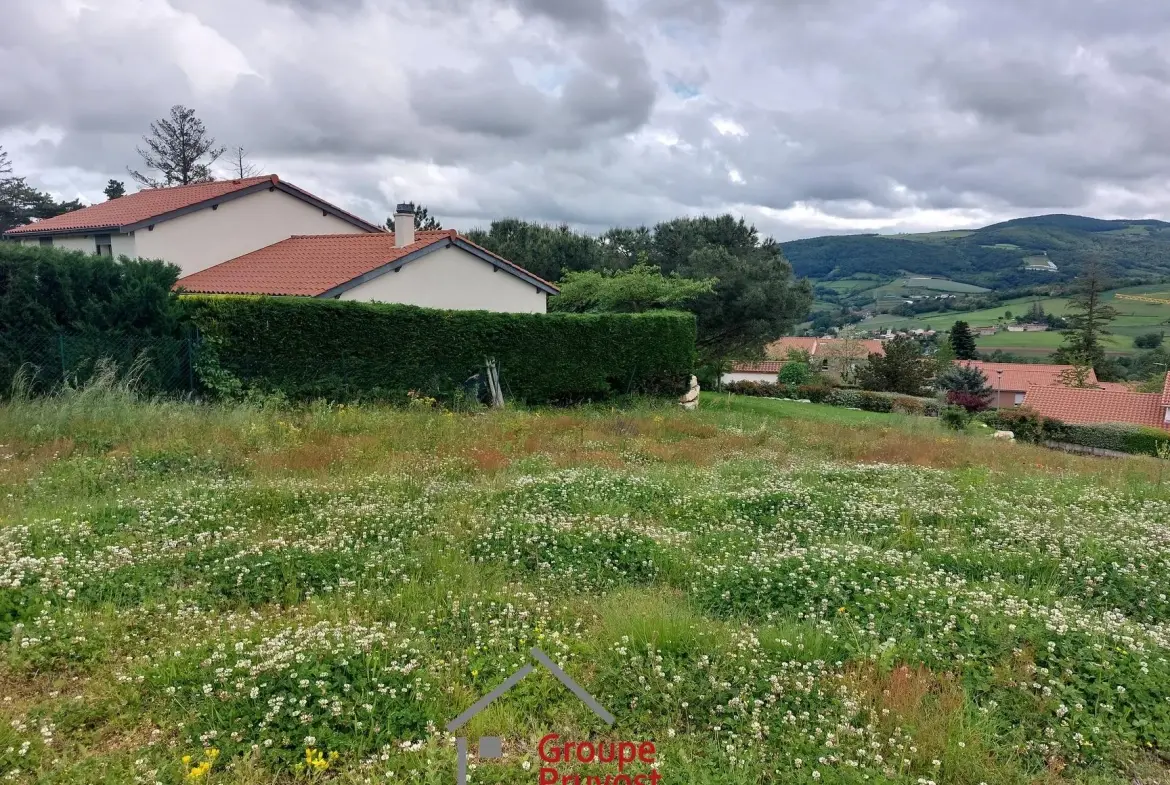 Terrain constructible de 440 m² à Vaugneray avec vue imprenable 