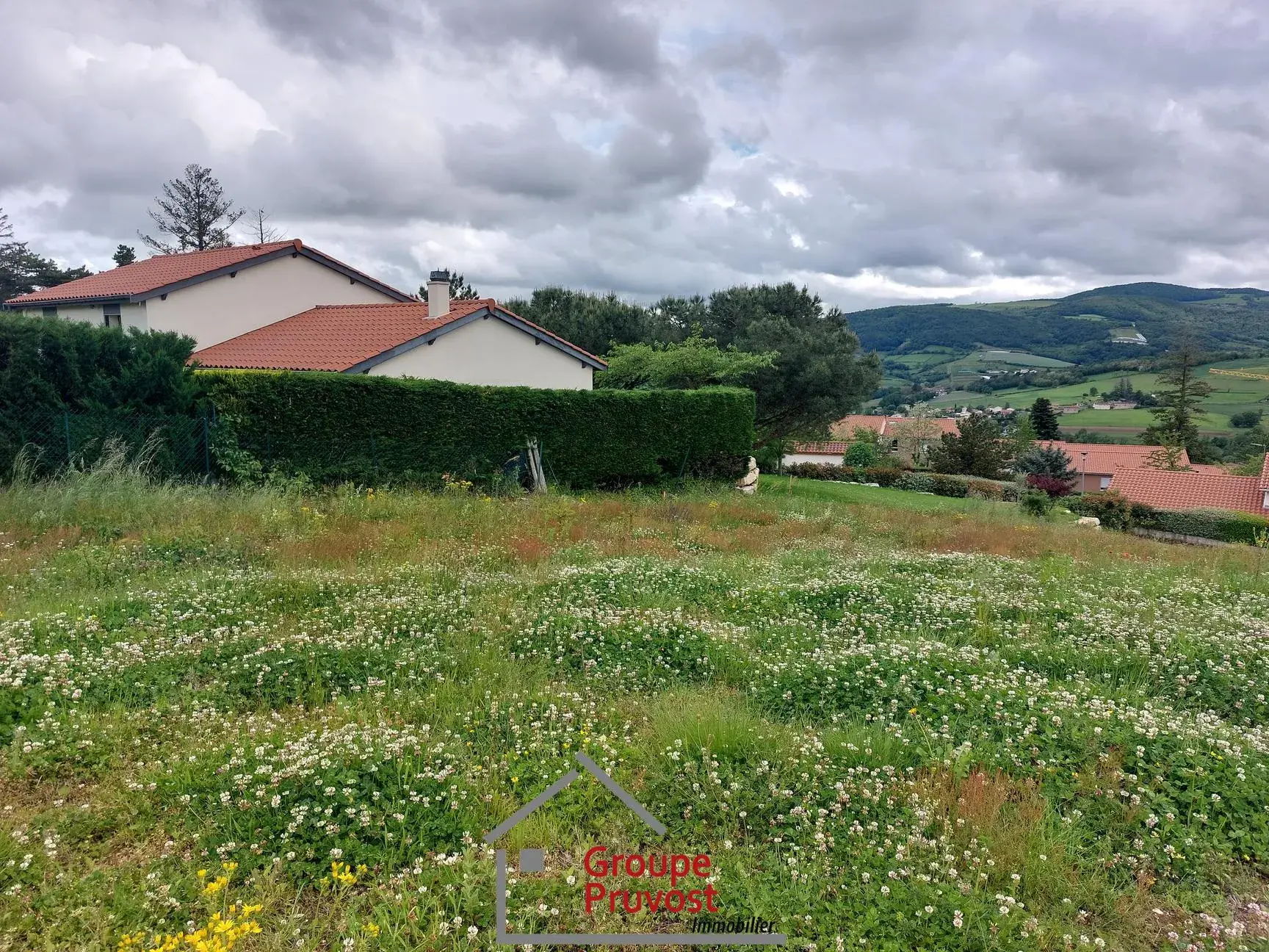 Terrain constructible de 440 m² à Vaugneray avec vue imprenable 