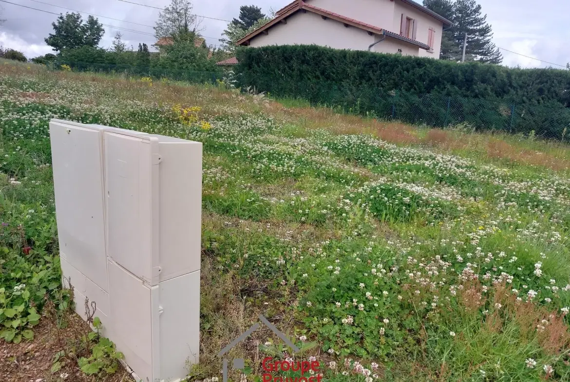 Terrain constructible de 440 m² à Vaugneray avec vue imprenable 