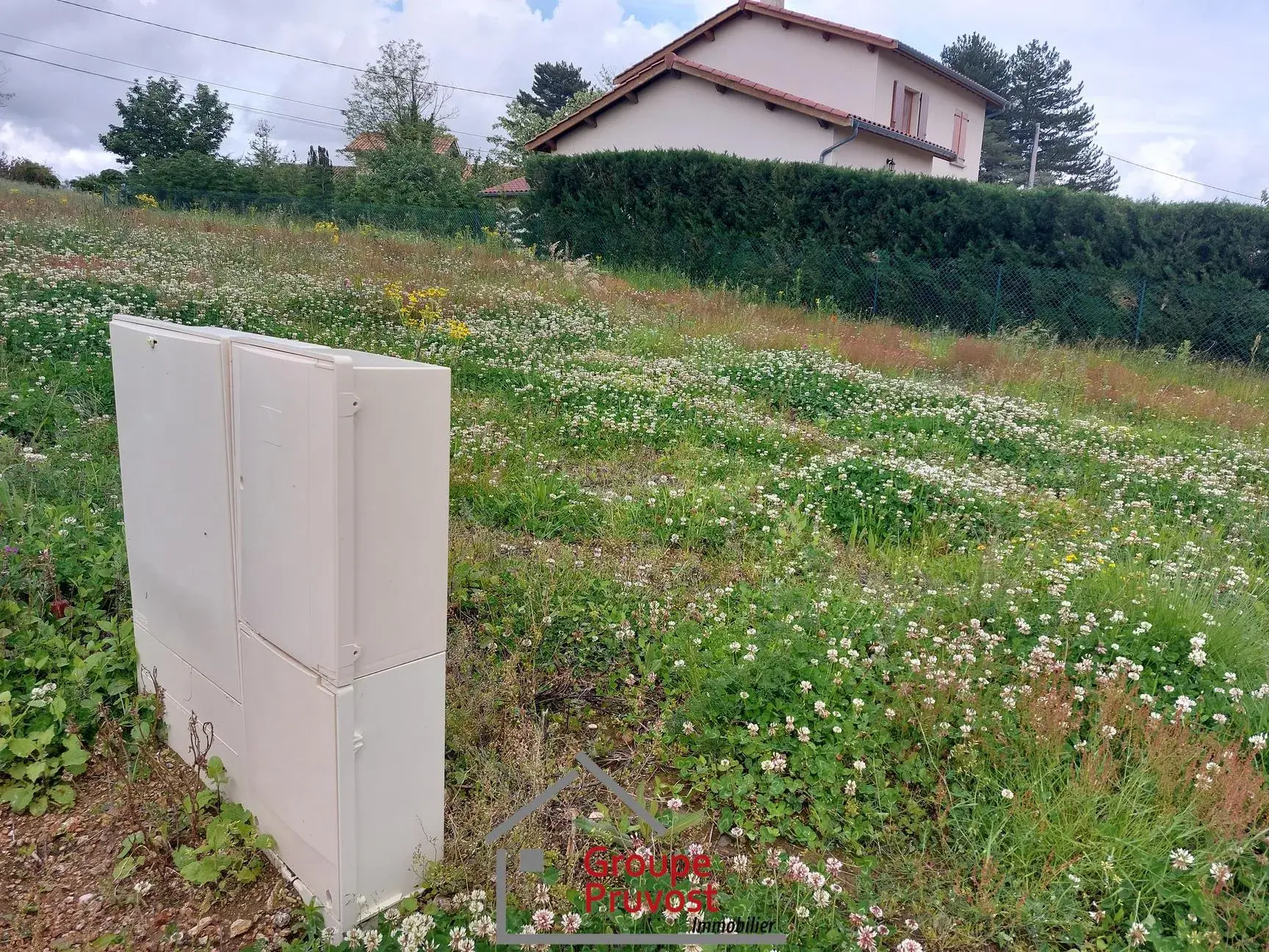 Terrain constructible de 440 m² à Vaugneray avec vue imprenable 