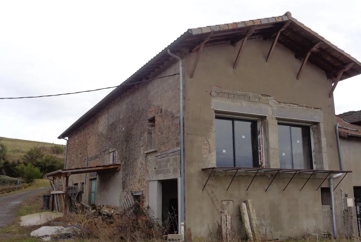 Dépendance à vendre à Saint Bonnet le Troncy avec gros œuvres en bon état 