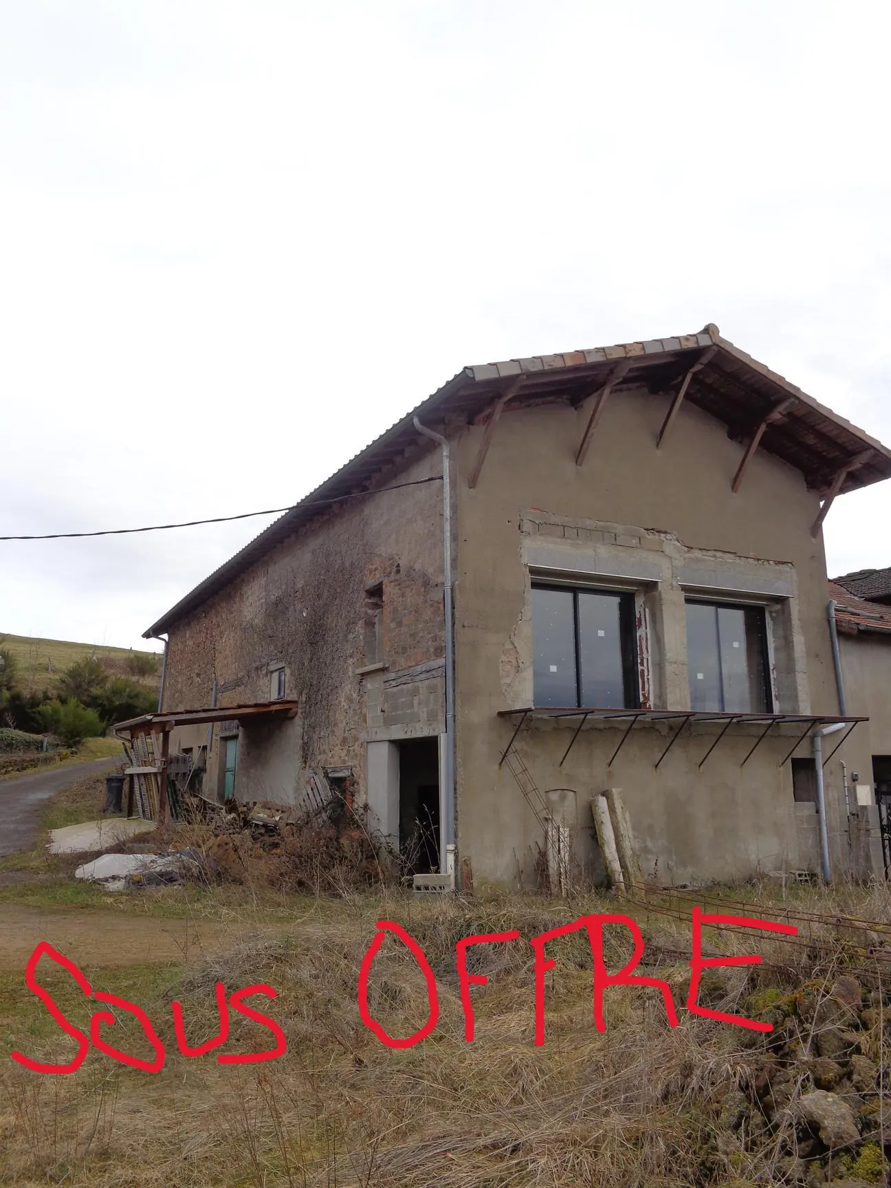 Dépendance à vendre à Saint Bonnet le Troncy avec gros œuvres en bon état 