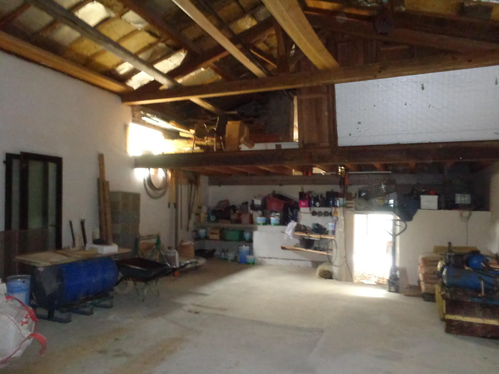 Dépendance à vendre à Saint Bonnet le Troncy avec gros œuvres en bon état 