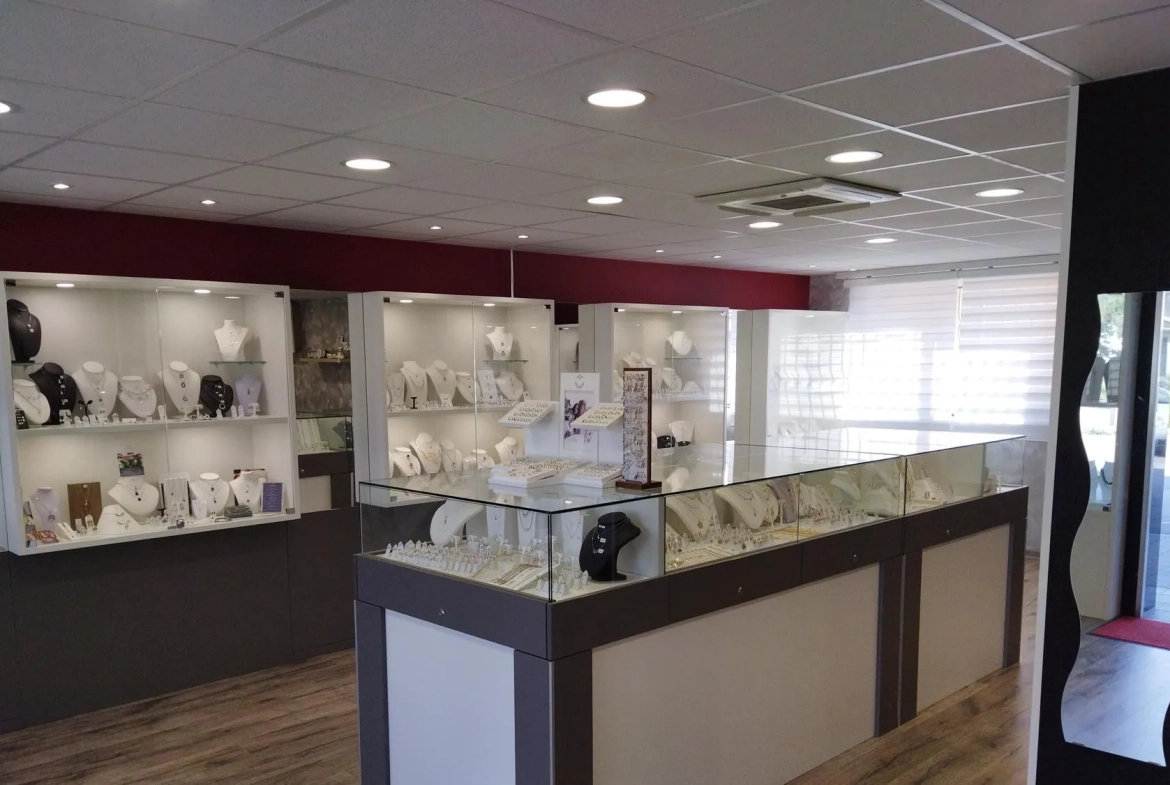 Vente fonds de commerce d'une bijouterie centenaire à Vagney - excellent emplacement 