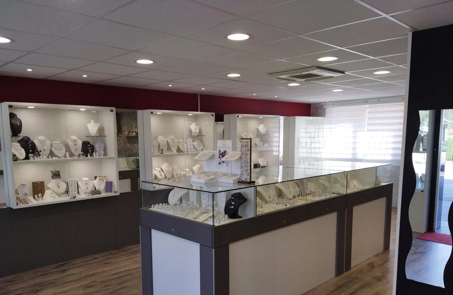 Vente fonds de commerce d'une bijouterie centenaire à Vagney - excellent emplacement 