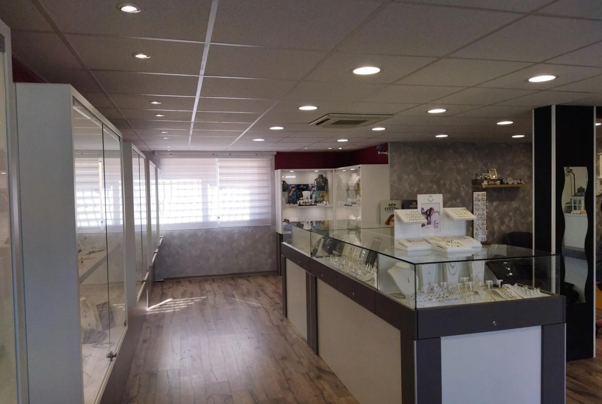 Vente fonds de commerce d'une bijouterie centenaire à Vagney - excellent emplacement 