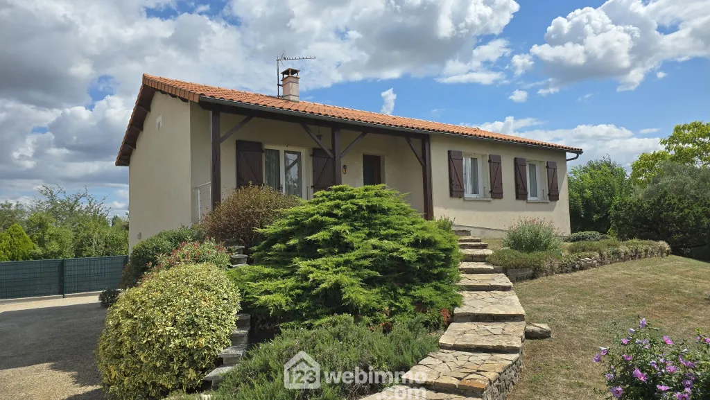 Maison de plain-pied de 98 m² avec sous-sol et terrain à Nieuil-L'Espoir 