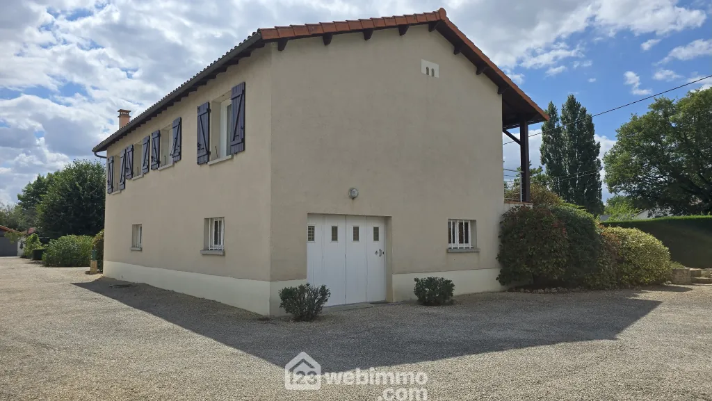 Maison de plain-pied de 98 m² avec sous-sol et terrain à Nieuil-L'Espoir 