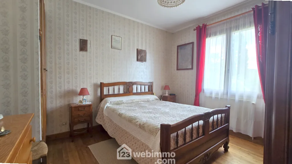 Maison de plain-pied de 98 m² avec sous-sol et terrain à Nieuil-L'Espoir 