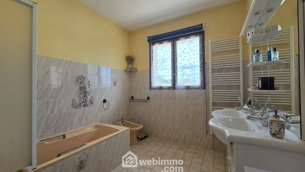 Maison de plain-pied de 98 m² avec sous-sol et terrain à Nieuil-L'Espoir 