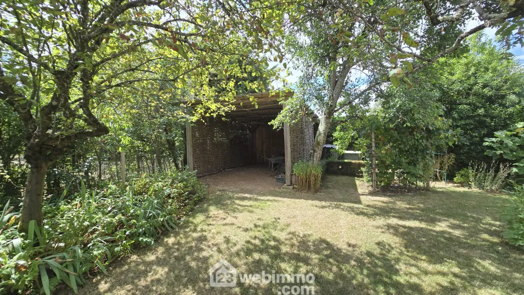 Maison de plain-pied de 98 m² avec sous-sol et terrain à Nieuil-L'Espoir 