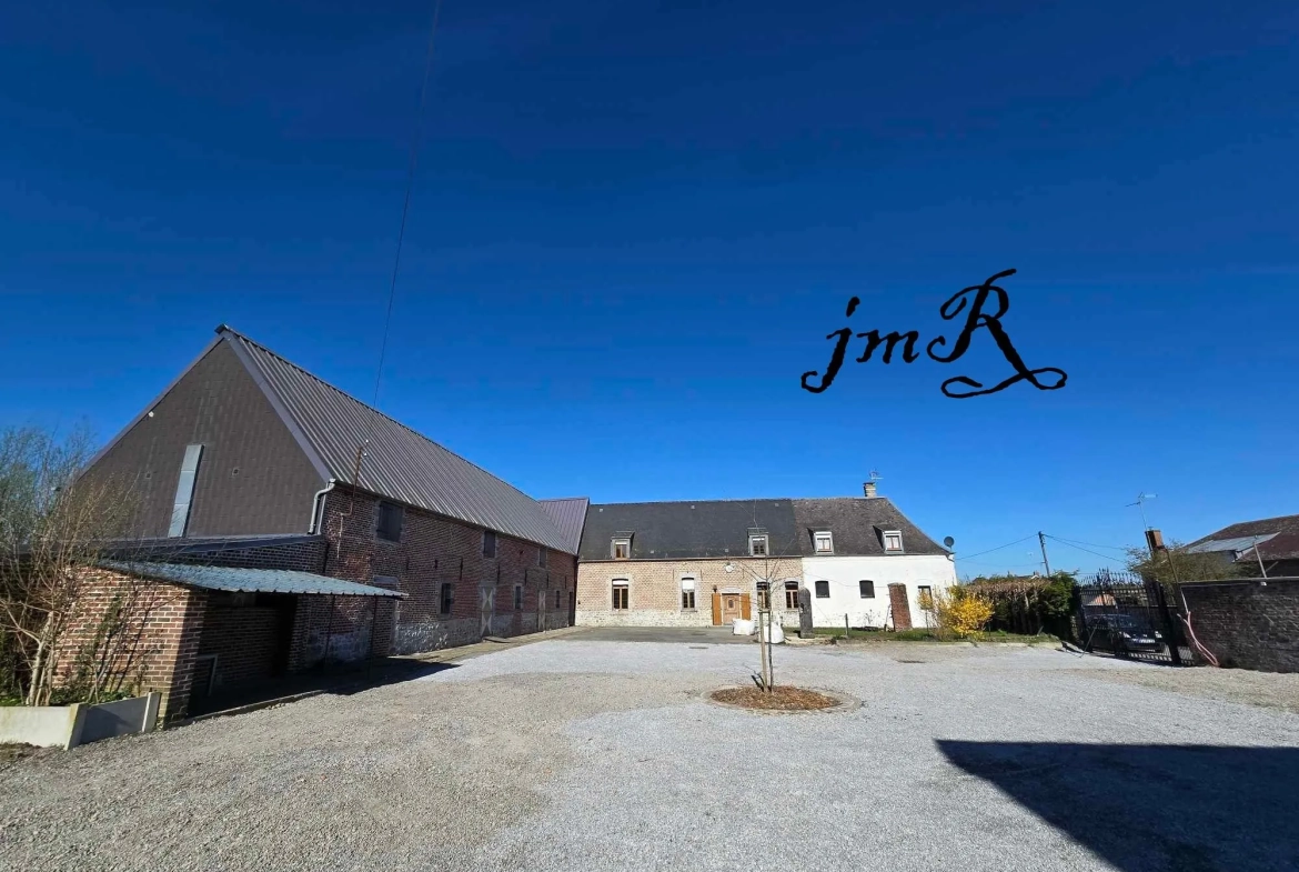 Demeure d'exception rénovée avec annexe historique et vaste terrain à Cartignies 