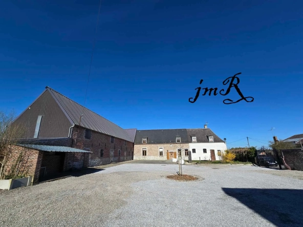 Demeure d'exception rénovée avec annexe historique et vaste terrain à Cartignies