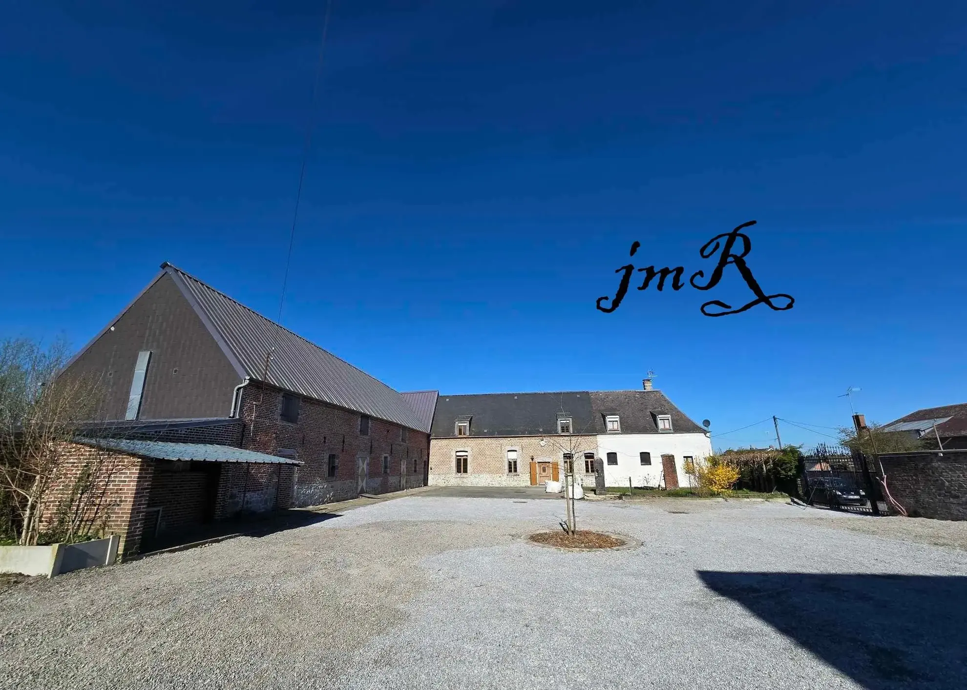 Demeure d'exception rénovée avec annexe historique et vaste terrain à Cartignies 