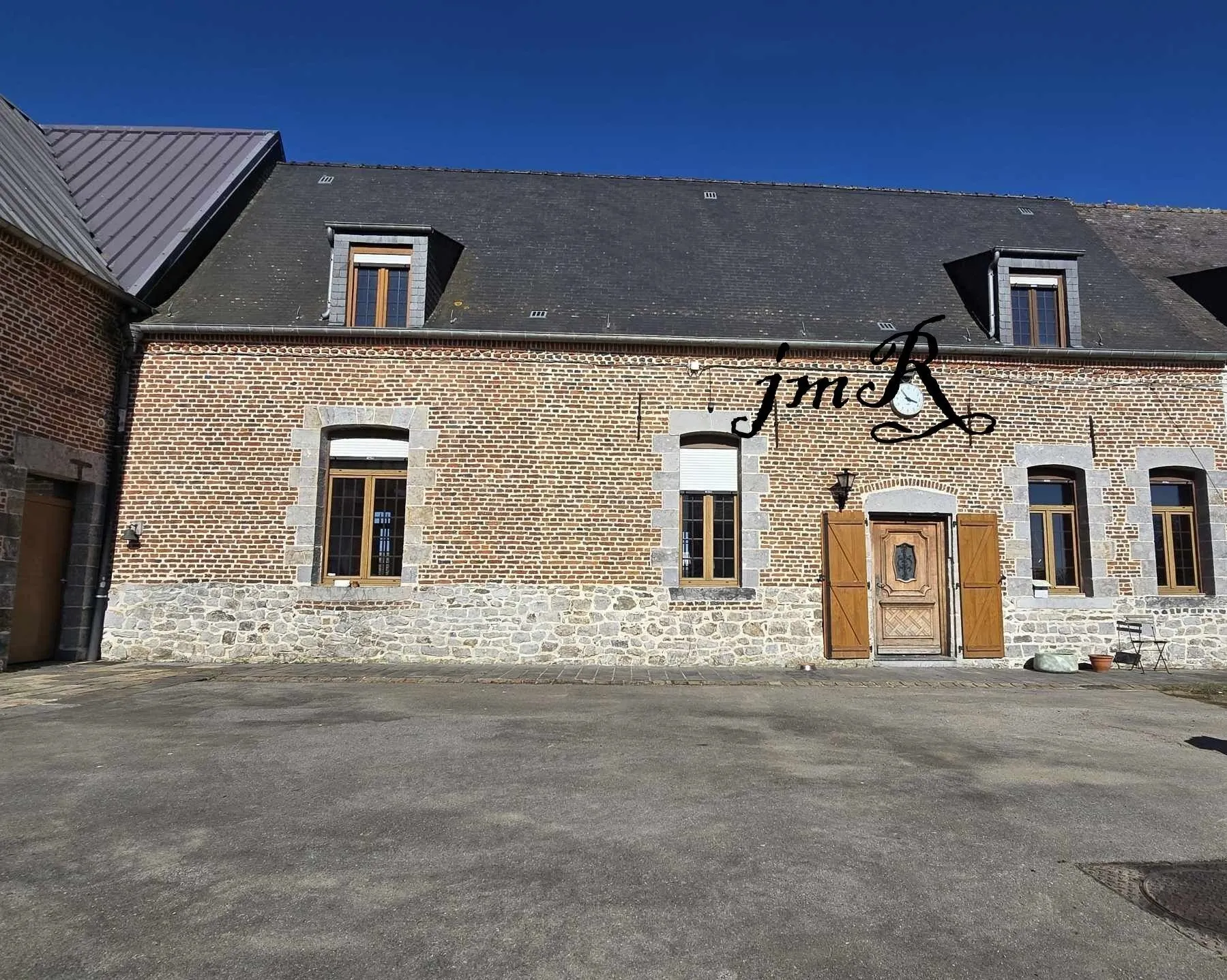 Demeure d'exception rénovée avec annexe historique et vaste terrain à Cartignies 