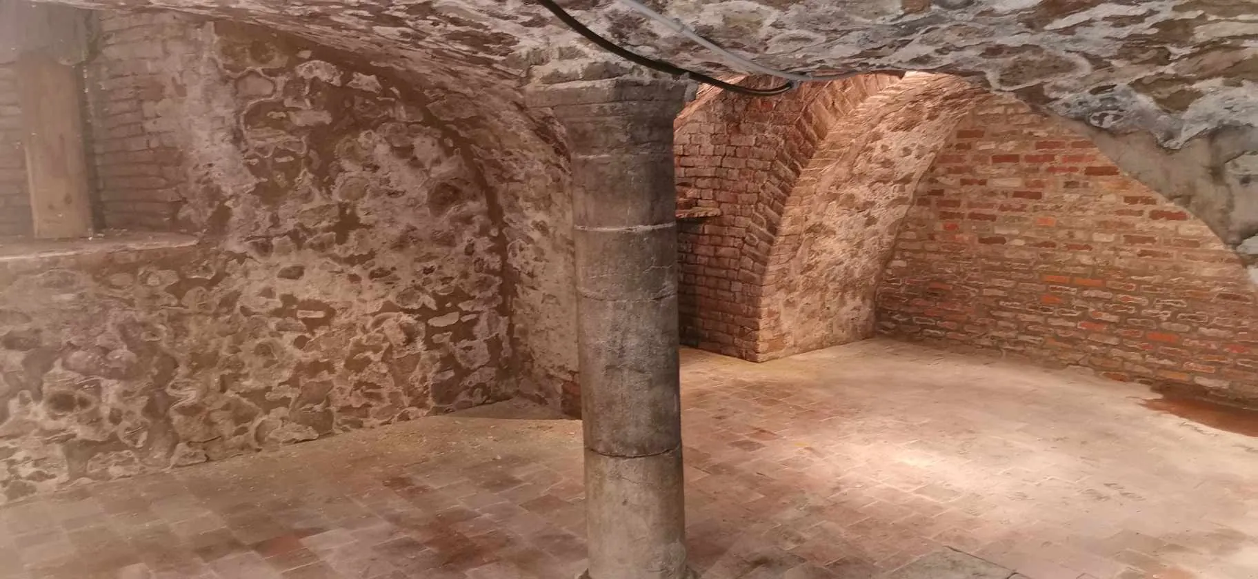 Demeure d'exception rénovée avec annexe historique et vaste terrain à Cartignies 