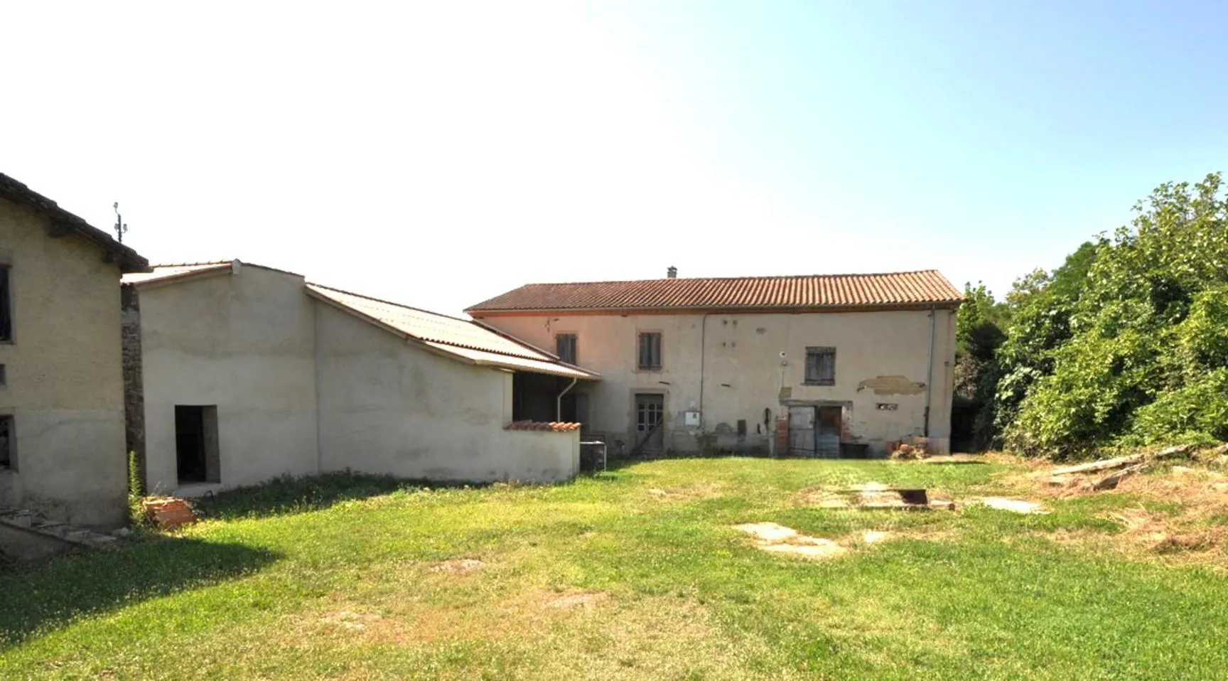 Ferme à rénover entre Albi et Carmaux, dépendances et terrain, environnement calme 
